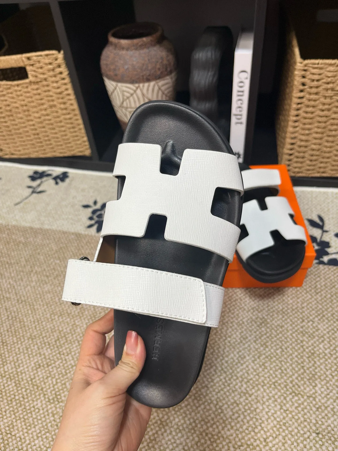 Factory price: 340💰Long-term availability Hermes men's Kazimir slippers for couples - top quality, Hermès woven calfskin functional sandals. The interwoven upper inspired by the "H" iconic pattern creates a casual look, which can be said to be a good companion for summer. Imported cowhide + cowhide lining + TU men's shoes💰Outsole Size: 35-46